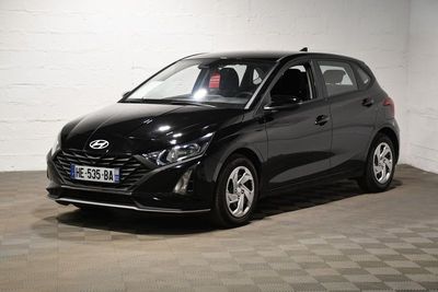 la voiture noire est garée dans le garage sur le sol en damier