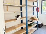 une pièce avec des étagères sur lesquelles sont posés de nombreux objets