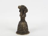 figurine en bronze représentant un homme coiffé d'un chapeau