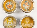 quatre petites boîtes aux motifs variés posées sur une surface blanche