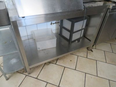 un comptoir en acier inoxydable dans une cuisine commerciale