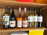 de nombreuses bouteilles de vin posées sur une étagère dans la cuisine