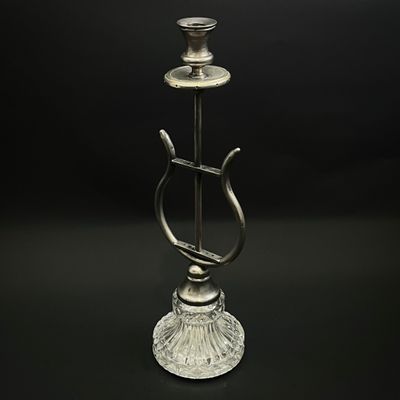 un bougeoir ancien plaqué argent sur fond noir