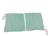 deux morceaux de tissu vert posés l'un à côté de l'autre sur une surface blanche