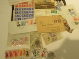 une table sur laquelle sont posés de nombreux timbres anciens et d'autres timbres