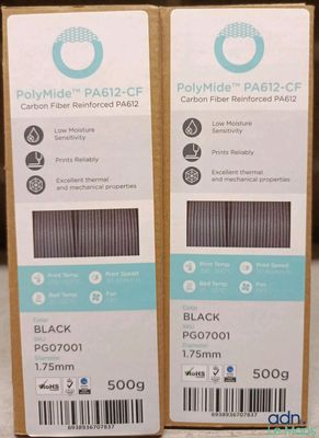 deux boîtes de barrettes en plastique noir posées sur une table