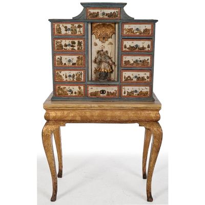 un vieux bureau en bois muni de tiroirs et surmonté d'un miroir