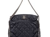 un sac à bandoulière noir matelassé de Chanel avec une bandoulière en chaîne