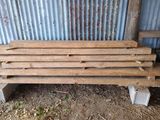 un banc en bois posé devant un bâtiment en tôle ondulée