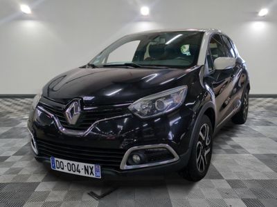 la voiture noire est garée sur un sol en damier dans le garage