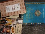 deux livres posés sur une table