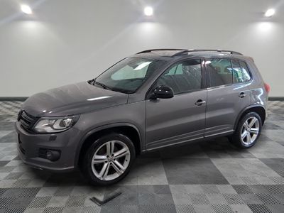 Le SUV Volkswagen gris est garé dans une grande pièce.