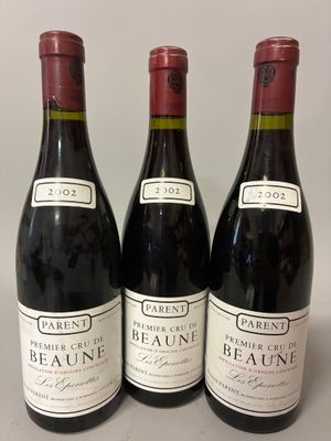trois bouteilles de vin posées sur une table l'une à côté de l'autre