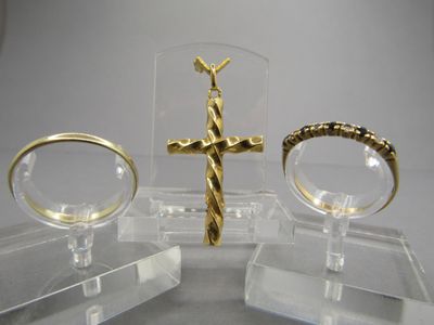 Ensemble de deux bagues et pendentif croix (accidents) en or 18K 750/1 - Photo 1