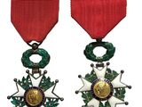 deux médailles et une étoile sont représentées sur un fond blanc