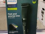 emballage d'une tondeuse à barbe Philips dans un magasin de détail