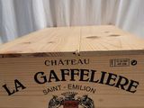 une boîte en bois sur laquelle est collée une étiquette portant l'inscription « La Cafelière »