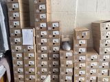 une pile de cartons empilés les uns sur les autres
