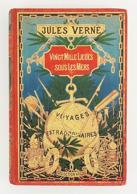 un vieux livre sur lequel figure l'image d'une carte