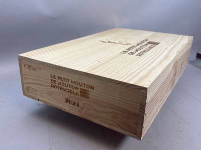 La caisse en bois est vide et prête à servir de table basse.