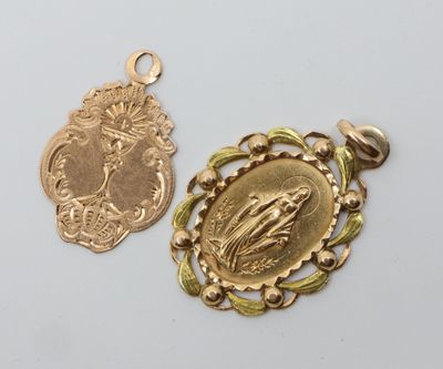 un gros plan d'une médaille d'or et une médaille d'or posée sur une surface blanche