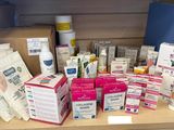 de nombreux types de produits différents sur une étagère dans un placard