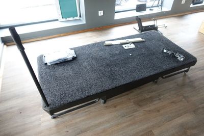 un canapé qui se trouve dans une pièce avec du parquet