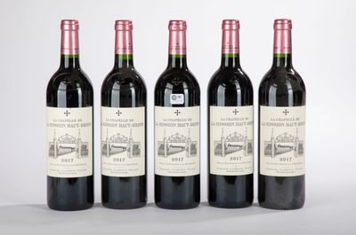 quatre bouteilles de vin sont alignées