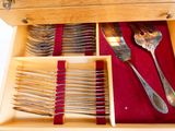 Les cuillères, les fourchettes et les cuillères se trouvent dans une boîte en bois