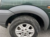 une voiture verte garée sur le parking