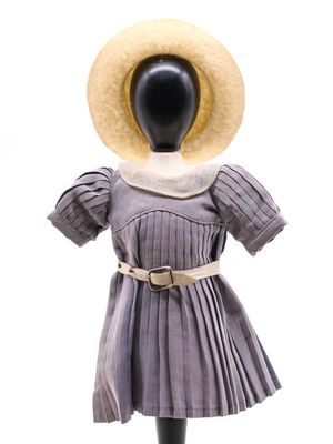 une image représentant une robe et un chapeau de femme sur un mannequin