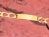un bracelet en or posé sur une table