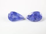 une paire de tanzanites sur fond blanc