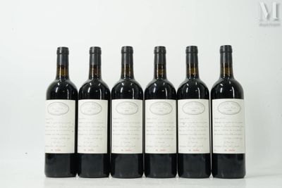 six bouteilles de vin sont alignées sur une table