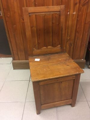 un petit banc en bois avec une petite table en dessous