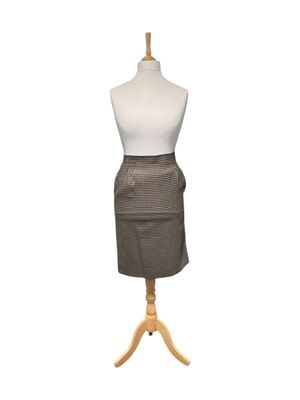 une jupe de femme posée sur un mannequin, sur fond blanc