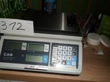 une photo d'une balance sur laquelle est posée une étiquette de prix