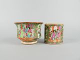 paire de vases chinois de style « famille » représentant des personnages dans un jardin