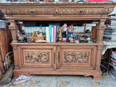 une armoire en bois surmontée d'une étagère à livres