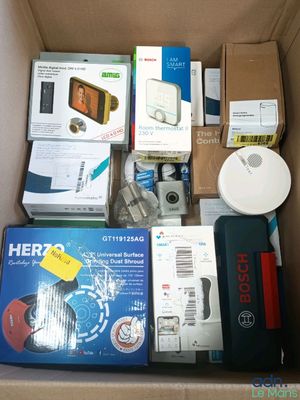 une boîte remplie d'appareils électroniques qui s'y trouvent