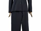 une image représentant une femme en tailleur-pantalon sur un mannequin