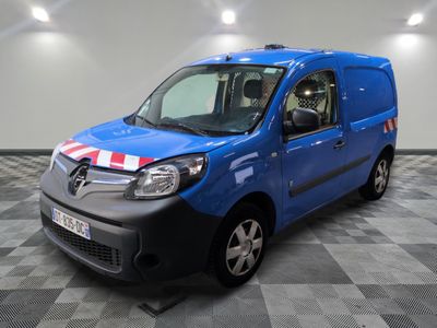 la photo d'une camionnette bleue avec une bande rouge et blanche sur le côté