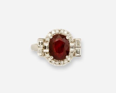 une bague en rubis et diamants