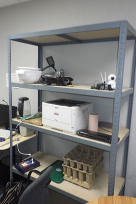 un bureau équipé d'un ordinateur et d'une imprimante
