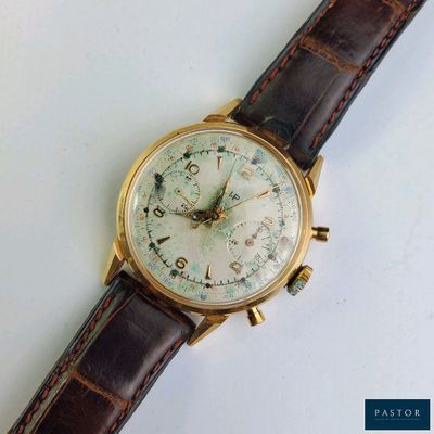 une montre posée sur une surface blanche
