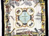 une photo d'un foulard carré sur lequel est représenté un train