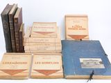 plusieurs livres sont empilés sur une table
