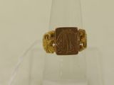 une bague en or sur laquelle est gravé un éléphant