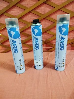 trois tubes de dentifrice posés les uns à côté des autres sur un lit