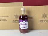 une bouteille de vin à côté d'un carton de vin